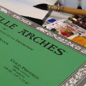 Bloc Arches aquarelle 300g/m² 4 faces collées, 6 formats et grain fin.

