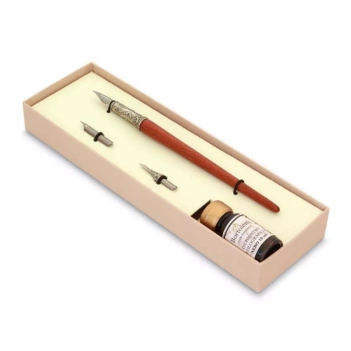 Escrevendo conjunto com caneta de madeira